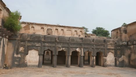Orchha-Palace-complex,-ruins-courtyard-and-stone-carvings,-panoramic.