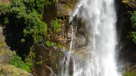 Cascada-en-Himalaya-gama-Nepal-de-vista-aérea-de-abejón