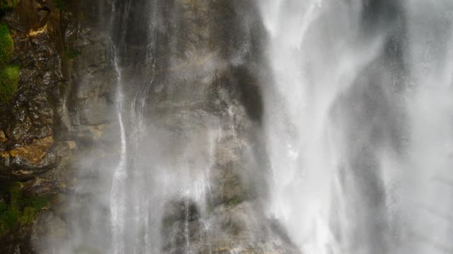 Wasserfall-im-Himalaya-Nepal-zwischen-Luftbild-von-Drohne