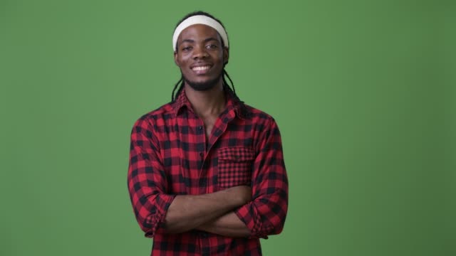 Schönen-jungen-afrikanischen-Mann-mit-Dreadlocks-vor-grünem-Hintergrund