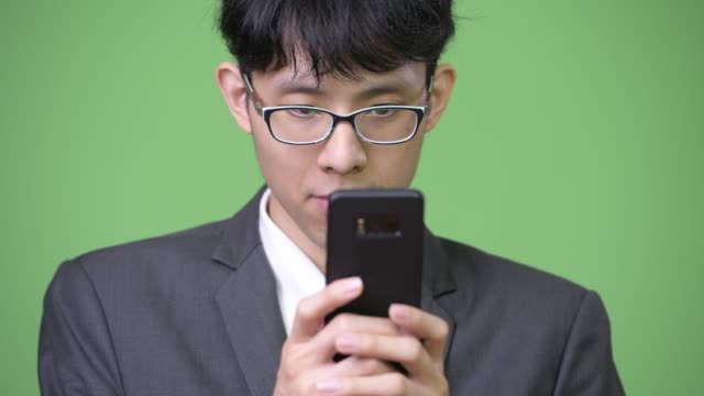 Junge-asiatische-Geschäftsmann-mit-Telefon