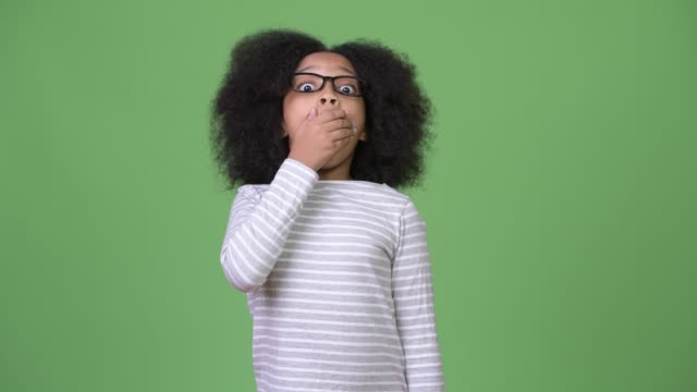 Junge-süße-Afrikanische-Mädchen-mit-Afro-Haar-schockiert