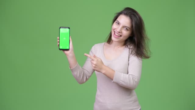 Junge-schöne-Frau-zeigt-Handy-und-Fingerzeig