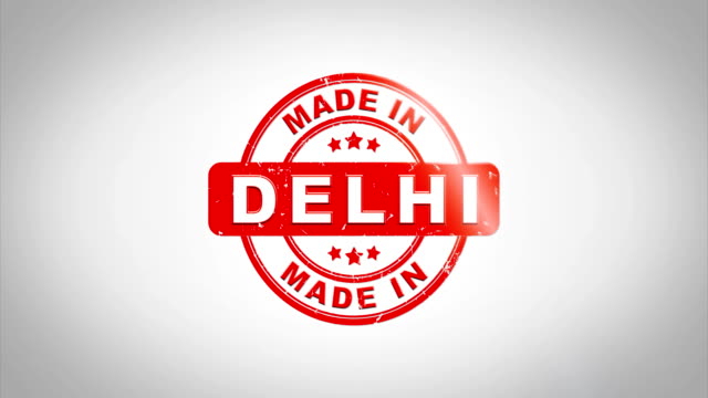 Made-In-DELHI-unterzeichnet,-Stanz-hölzernen-Stempel-Textanimation.-Roter-Tinte-auf-Clean-White-Paper-Oberfläche-Hintergrund-mit-grünen-matten-Hintergrund-enthalten.