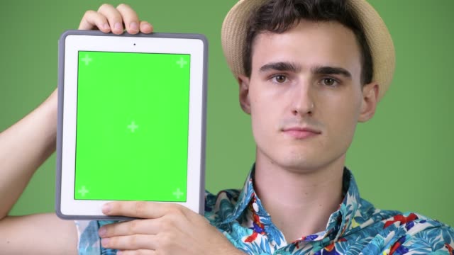 Junge-schöne-touristische-Mann-zeigt-digital-Tablette