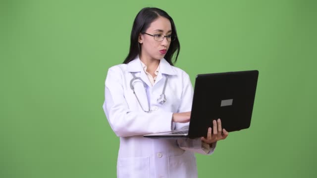 Médico-joven-hermosa-mujer-asiática-con-laptop