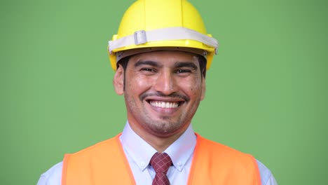 Glücklich-persischer-Jüngling-Bauarbeiter