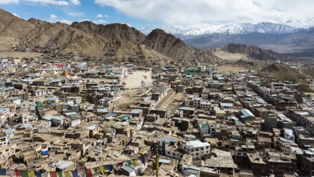 4-k,-timelapse,-Leh-Ladakh-ciudad-y-montañas,-Ladakh,-India.