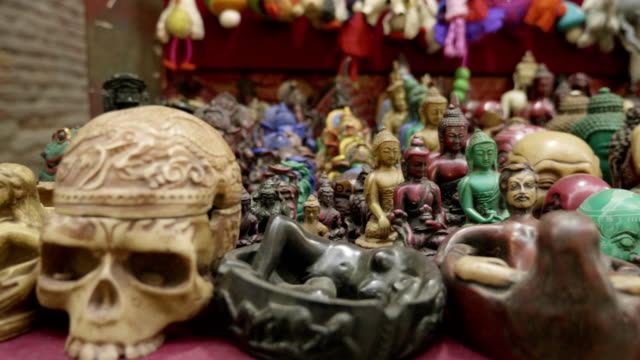Artesanías-de-madera-de-colorido-de-la-tradición-a-la-venta-en-tienda-en-Katmandú,-Nepal.
