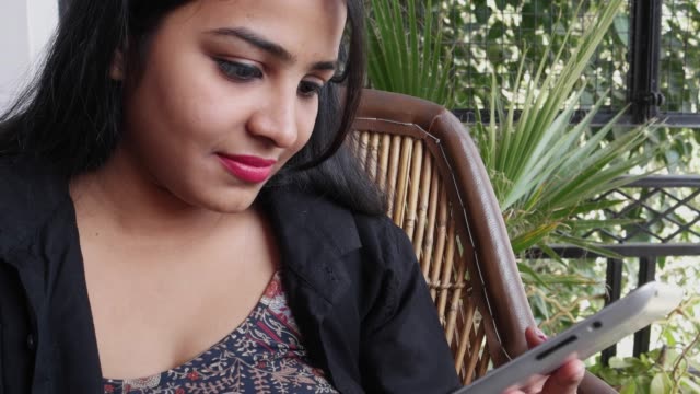 Indische-Dame-arbeitet-auf-einem-Tablet-mit-Tastatur-Computer-zu-Hause-in-Rajasthan,-Indien
