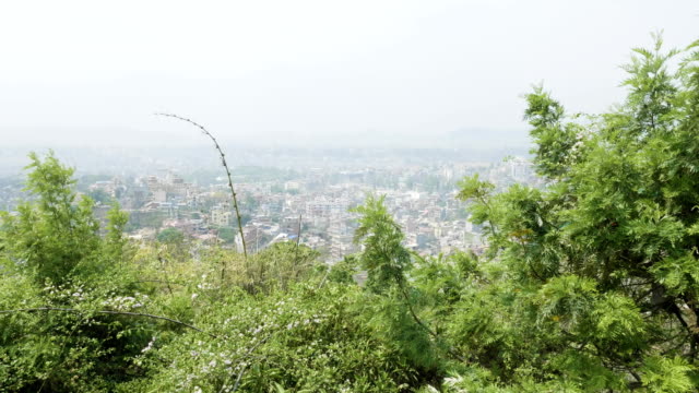 Vista-a-la-ciudad-de-Katmandú-desde-el-antiguo-templo-del-mono-de-Sawayambhunath,-Nepal.
