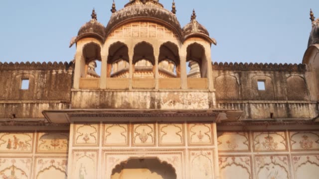 Handheld-Schuss-von-touristischen-Frau-vor-indisch-hinduistischen-Tempel-fotografieren-Selfie-video-auf-ihrem-mobile-smart-Phone-glücklich-Teilen-Fassade-Architektur-alten-heiligen-religiösen-Fort-Burgpalast-Rajasthani