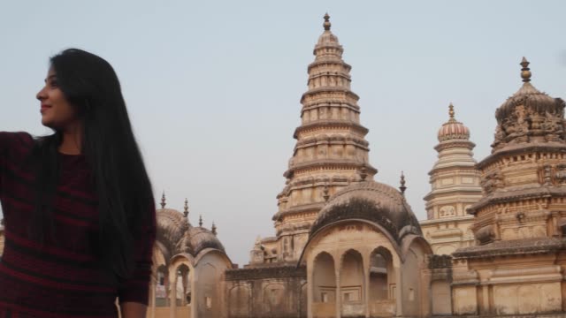 Mujer-delante-panorámica-templo-ornamentado-atractivo-fuerte-complejo-del-Palacio-de-un-nivel-más-alto-de-mirador-tomando-foto-selfie-en-teléfono-móvil-cámara-turismo-amor-masivo-religioso-hindú-mano-pov