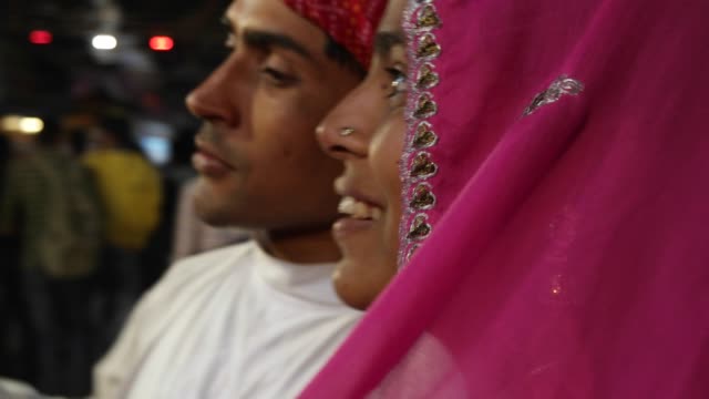 Indian-couple-buying-shopping-in-traditional-dresses-at-the-Pushkar-Mela,-a-carnival-of-Rajasthan,-India