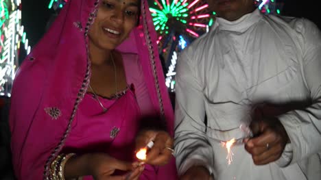 Pareja-India-en-vestido-tradicional-con-fuego-galleta-de-chispa-en-el-festival-de-Diwali-Mela-en-la-India