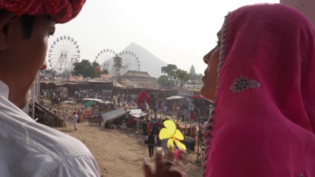 Attraktive-indische-Paare-spielen-und-herumalbern-am-Messegelände-der-Messe-Pushkar,-Rajasthan,-Indien
