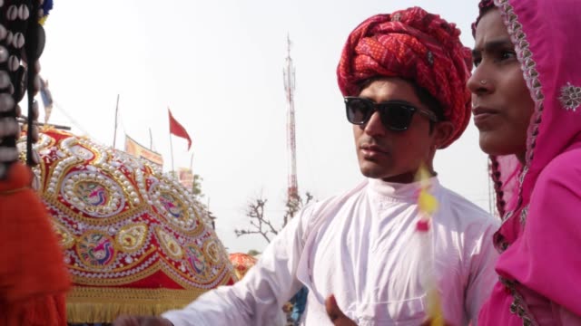 Romanischen-schönes-Paar-genießen,-Einkaufen-bei-Mela-Festival-Karneval-in-Indien