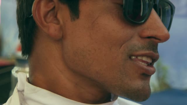 Rajasthani-Kerl-Sonnenbrille-verleiht-Inderin-und-sie-reagiert-mit-Freude-und-Glück