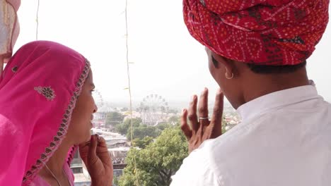 Handheld-Schuss-von-Beautiful-Girl-und-kaufen-gerade-einen-Karneval-von-einem-Dach-und-reden,-Indien