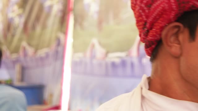 Porträt-eines-jungen-Mannes-der-Rajasthani-im-roten-Turban-in-Pushkar,-Indien
