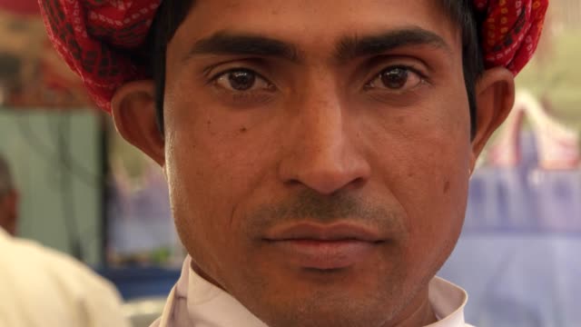 Porträt-eines-jungen-indischen-Mannes-direkt-in-die-Kamera-lächelnd-mit-Vertrauen
