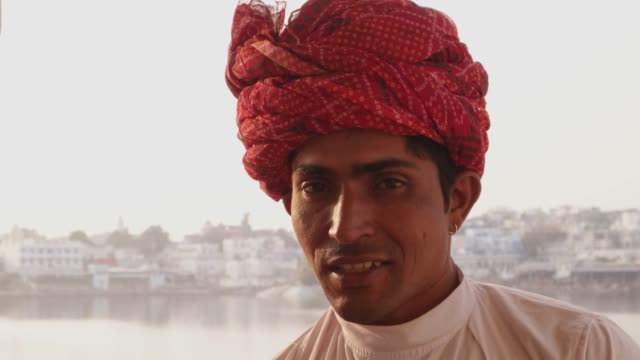 Porträt-eines-schönen-Rajasthani-sitzen-am-Heiligen-Pushkar-See-in-Indien
