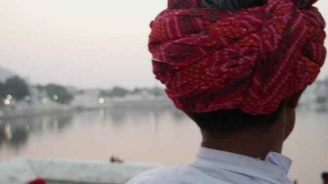 Retrato-de-un-guapo-hombre-de-Rajasthani-por-el-Santo-lago-de-Pushkar-en-la-India