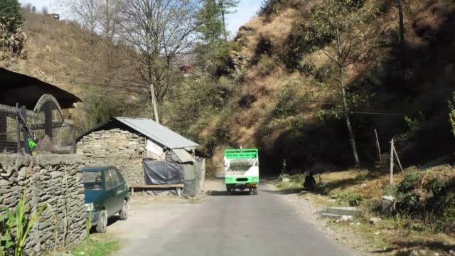 Conducción-lapso-hyper-POV-a-través-de-la-carretera-carreteras-del-Himalaya