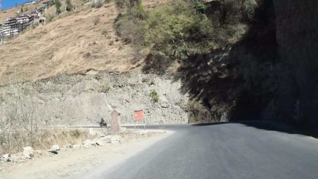 Conducción-lapso-hyper-POV-a-través-de-la-carretera-carreteras-del-Himalaya