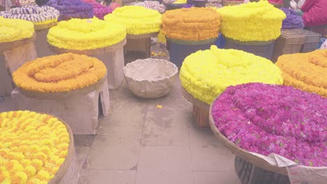 Guirnalda-de-flores-naturales-multicolores-guardó-en-la-canasta-para-vender-en-el-mercado-de-flores-de-KR,-India