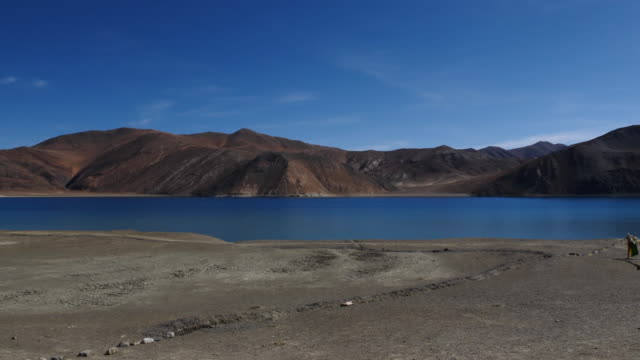 Pangong-Lake-or-Pangong-Tso,-Ladakh,-Jammu-and-Kashmir,-India.