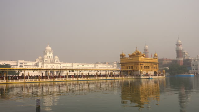 Video-von-Sikh-Pilger-in-den-Goldenen-Tempel-in-der-Abenddämmerung-tagsüber-Feier-im-Dezember-in-Amritsar,-Punjab,-Indien.-Harmandir-Sahib-ist-das-heiligste-Pilgerstätte-für-Sikhs.