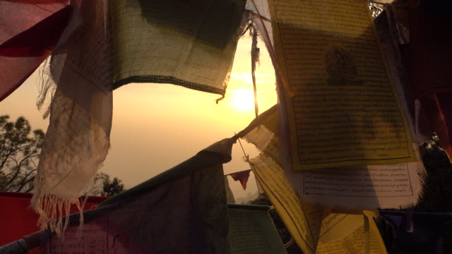 Video-von-einige-Tibetische-Gebetsfahnen-zog-durch-den-Wind-bei-Sonnenuntergang-in-Kathmandu,-Nepal.