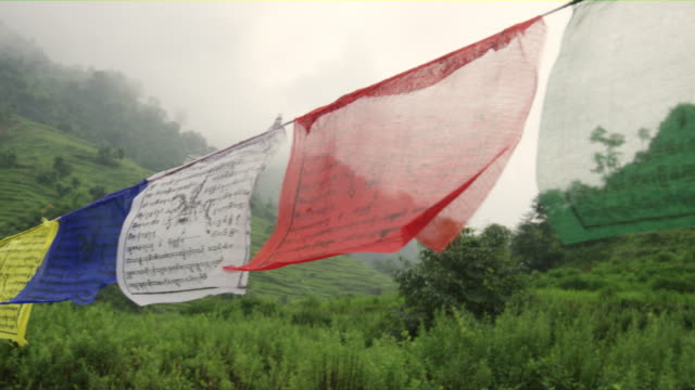 Nepal-s-bunte-Budhist-s-Gebet-Flaglets-vor-der-atemberaubenden-Reisterrassen