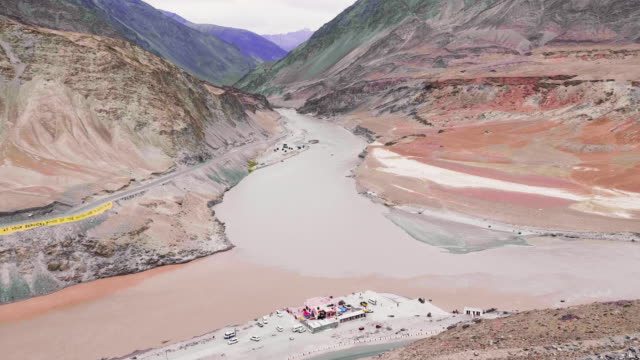 Confluencia-del-Indo-y-el-ríos-de-Zanskar,-dos-diferentes-colores-ríos-de-Indus-y-de-los-ríos-de-Zanskar-en-Leh,-Ladakh,-India.