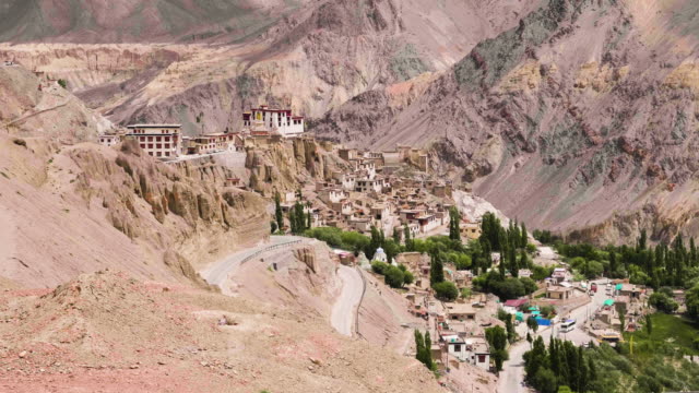 Monasterio-de-LAMAYURU,-monasterio-budista-tibetano-en-Lamayouro,-Distrito-de-Leh,-India.