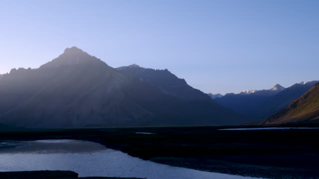 Naturaleza-y-del-paisaje-del-atardecer-crepúsculo-de-carretera-del-Valle-de-Zanskar-en-agosto-en-el-Himalaya-Ladakh,-Leh,-India.