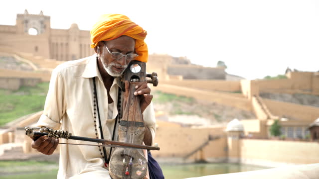Un-anciano-tradicional-jugar-Sarangi-contra-el-histórico-fuerte.
