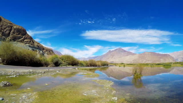 Río-de-Shyok-de-lapso-de-tiempo-en-el-valle-de-Nubra,-Leh-Ladakh---India