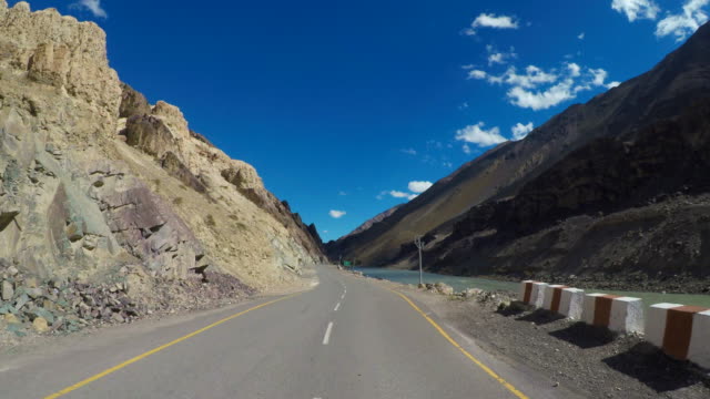 Fahrt-von-Lamayuru-auf-Srinagar-Leh-Landstraße,-Indien