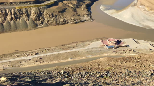 Panorama-Landschaft:-Zusammenfluss-von-Indus-Fluß,-Leh-Ladukh,-Indien