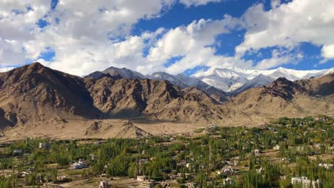 Vista-aérea-de-la-ciudad-de-Leh-Palacio-Leh-Ladakh,-India