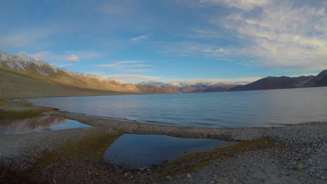 Wunderschönen-Sonnenaufgang-am-Pangong-Lake,-Leh-Ladakh,-Indien