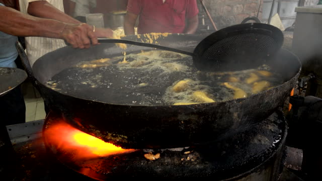 Manche-Menschen-sind-die-kalten-Bhajji-Kochen,-ist-ein-Deep-Fried-Paprika-lecker-street-Food-in-Indien-berühmt.