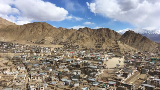 Actividad-de-luz-y-sombra,-nube,-montaña,-gente-en-la-ciudad-de-Leh-Ladakh,-Ladakh,-India