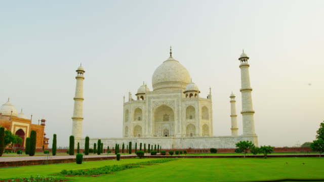 Taj-Mahal-at-Sunrise
