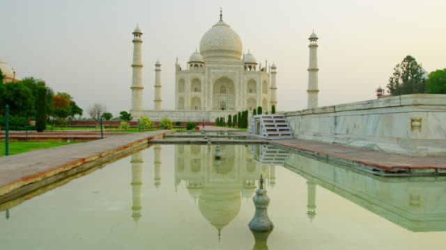 Taj-Mahal-bei-Sonnenaufgang