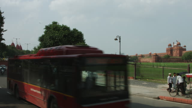 Time-lapse-shot-of-traffic-on-road-outside-Red-Fort,-Delhi,-India