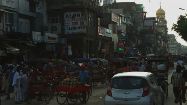 Lapso-de-tiempo-de-disparo-de-tráfico-en-calle-de-la-ciudad,-Delhi,-India