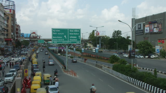 Lapso-de-tiempo-de-disparo-de-tráfico-en-calle-de-la-ciudad,-Delhi,-India
